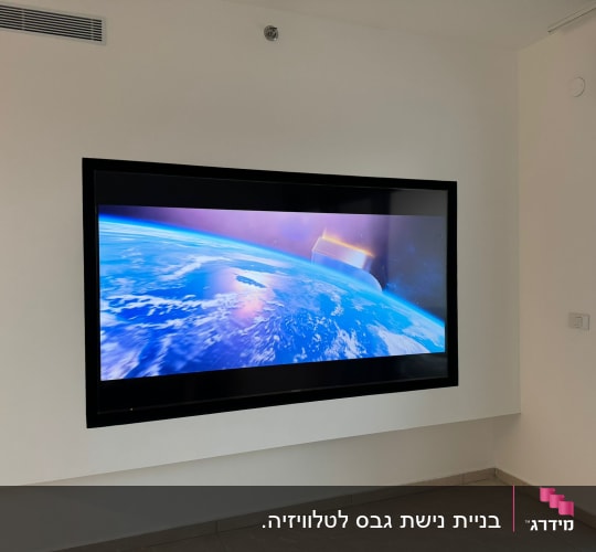 מסך טלוויזיה מותקן על קיר גבס לבן